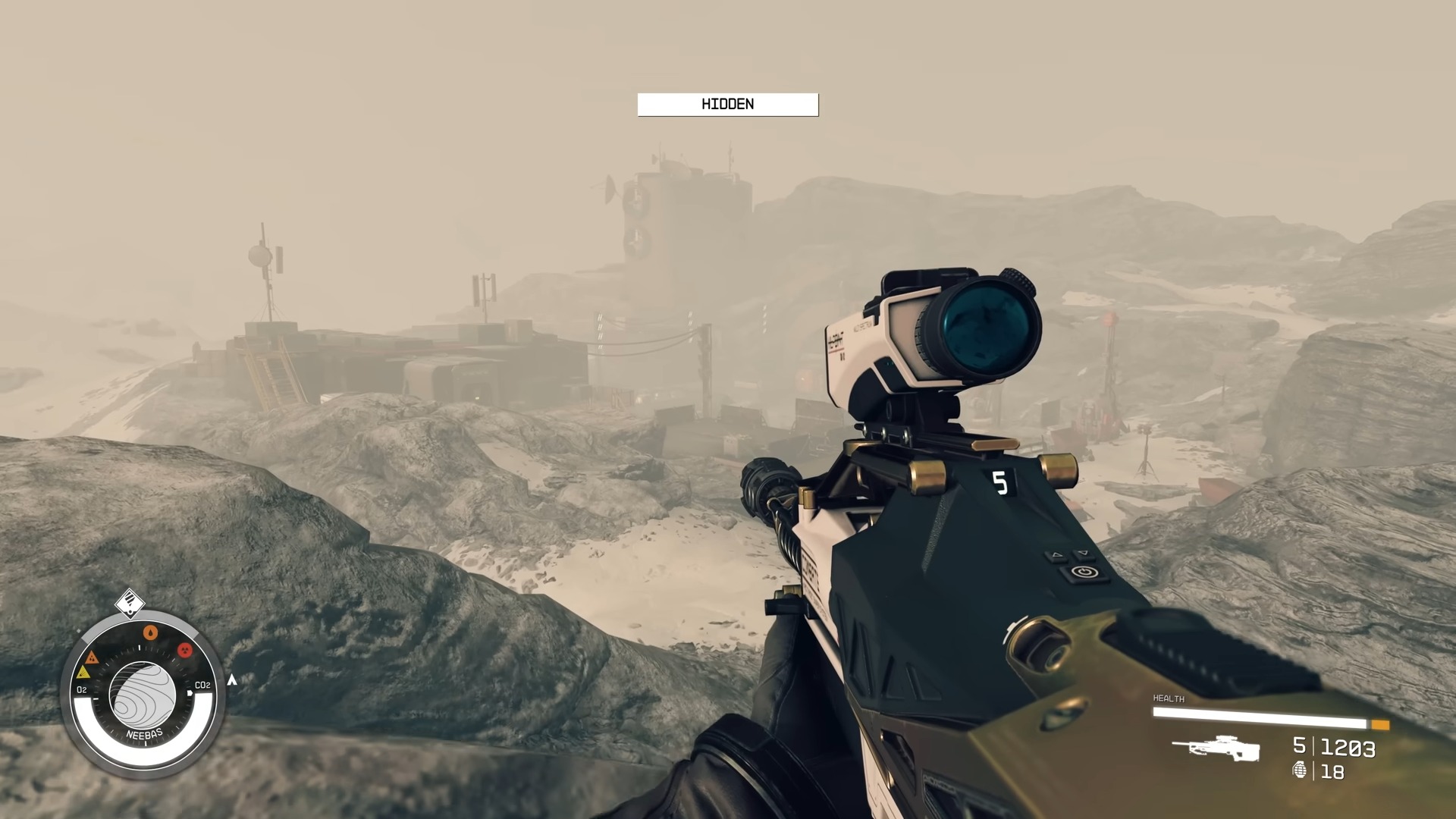 Un personaj ține în mână o armă în gameplay-ul din perspectiva la persoana întâi din Starfield