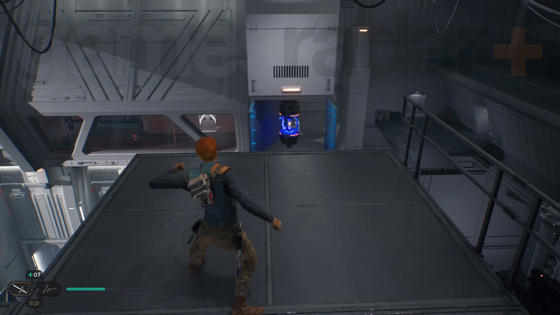 Star Wars الناجي Jedi Nova Garon تجول في Cal يقف على المستوى العلوي من حظيرة الطائرات التي تنظر إلى أسفل مصدر طاقة متوهج في صندوق