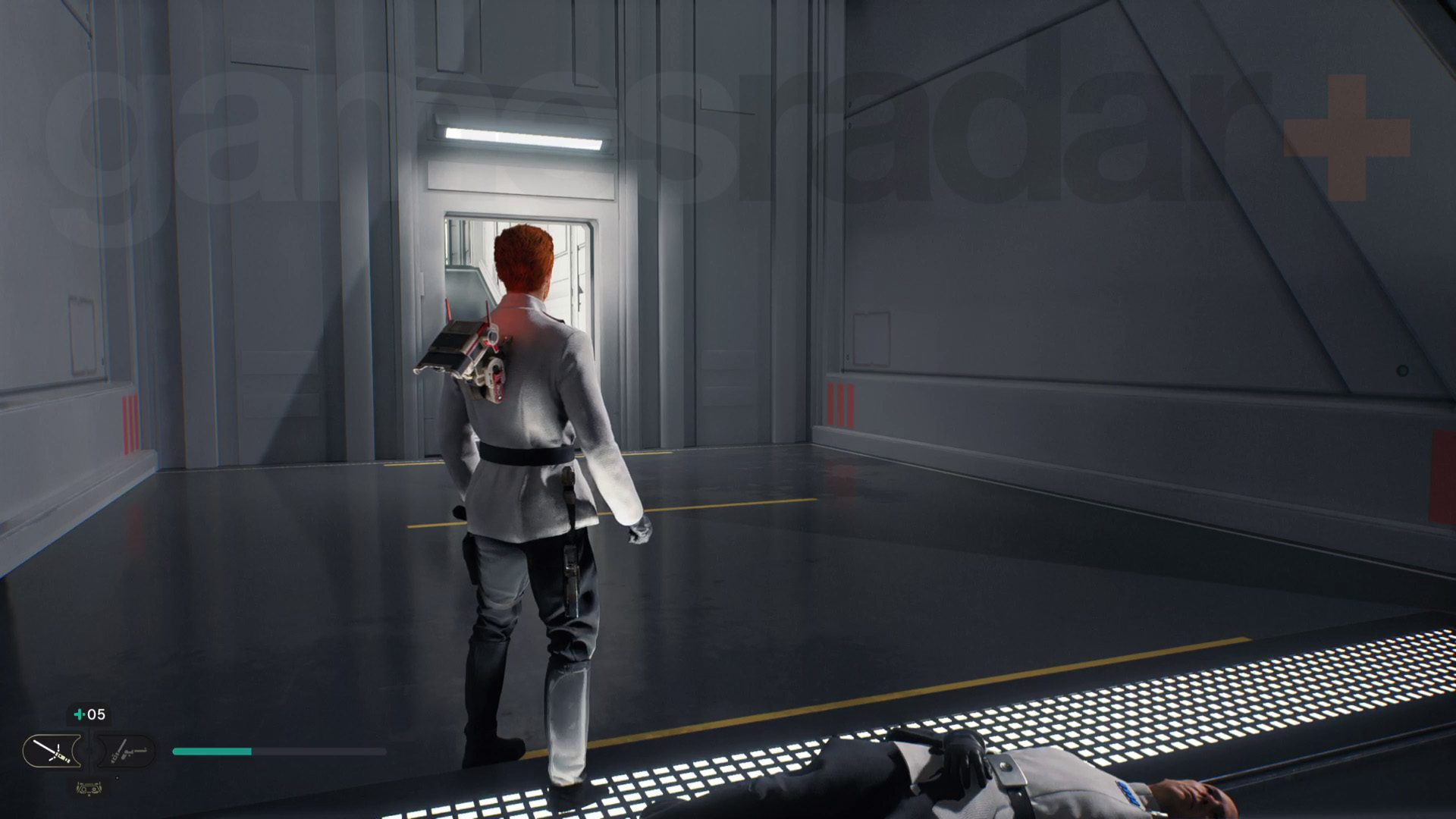 حرب النجوم Jedi الناجية نوفا غارون تجول في كال في مقنه الموحد الذي يقف أمام ممر الخروج بالقرب من جثة القائد دنيفيك