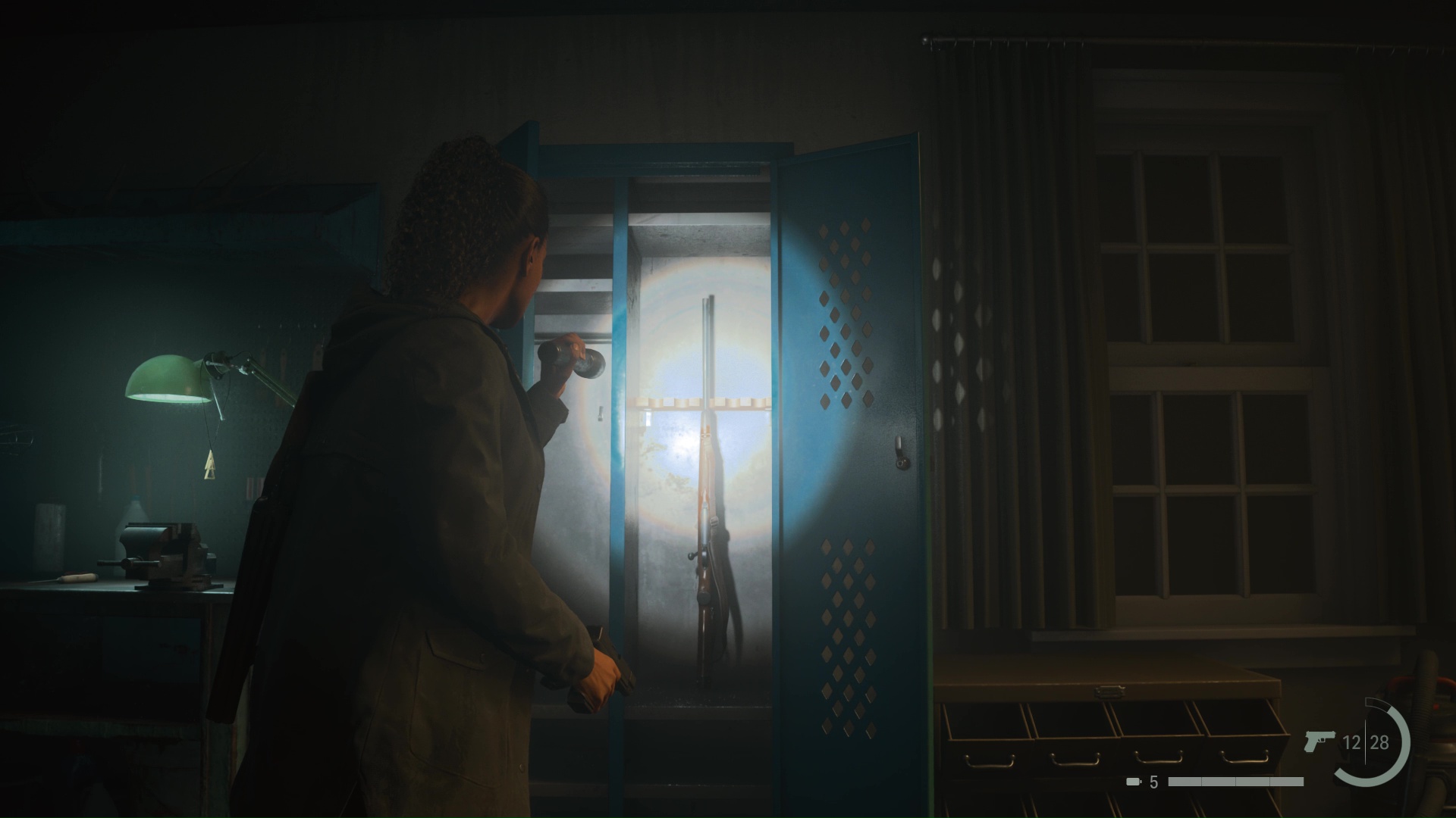 Alan Wake 2 buton de ușă și pușcă de vânătoare