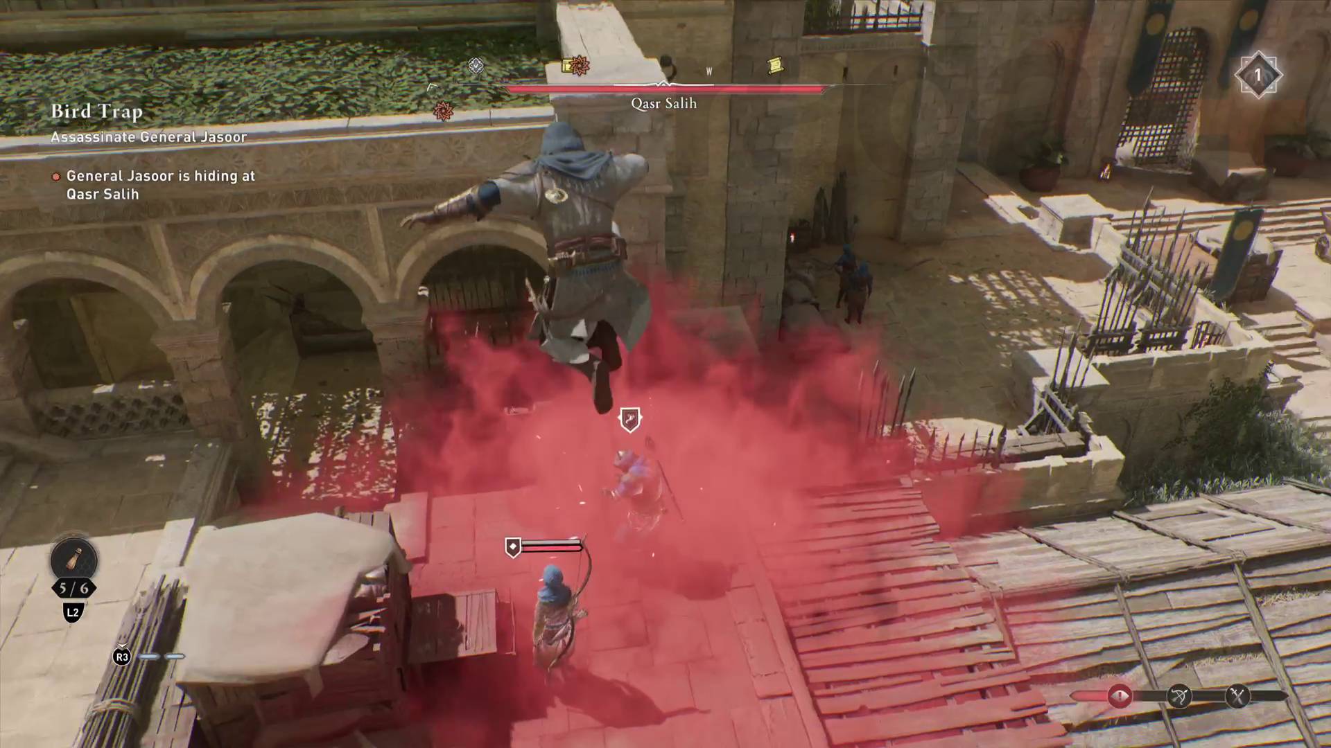 Assassin's Creed Mirage vinkit Basim salamurhaa vartijan punaisessa savupilvessä
