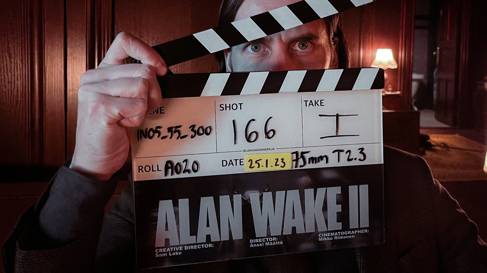 Foto que muestra a Ilkka Villi preparándose en el plató de acción real de Alan Wake 2