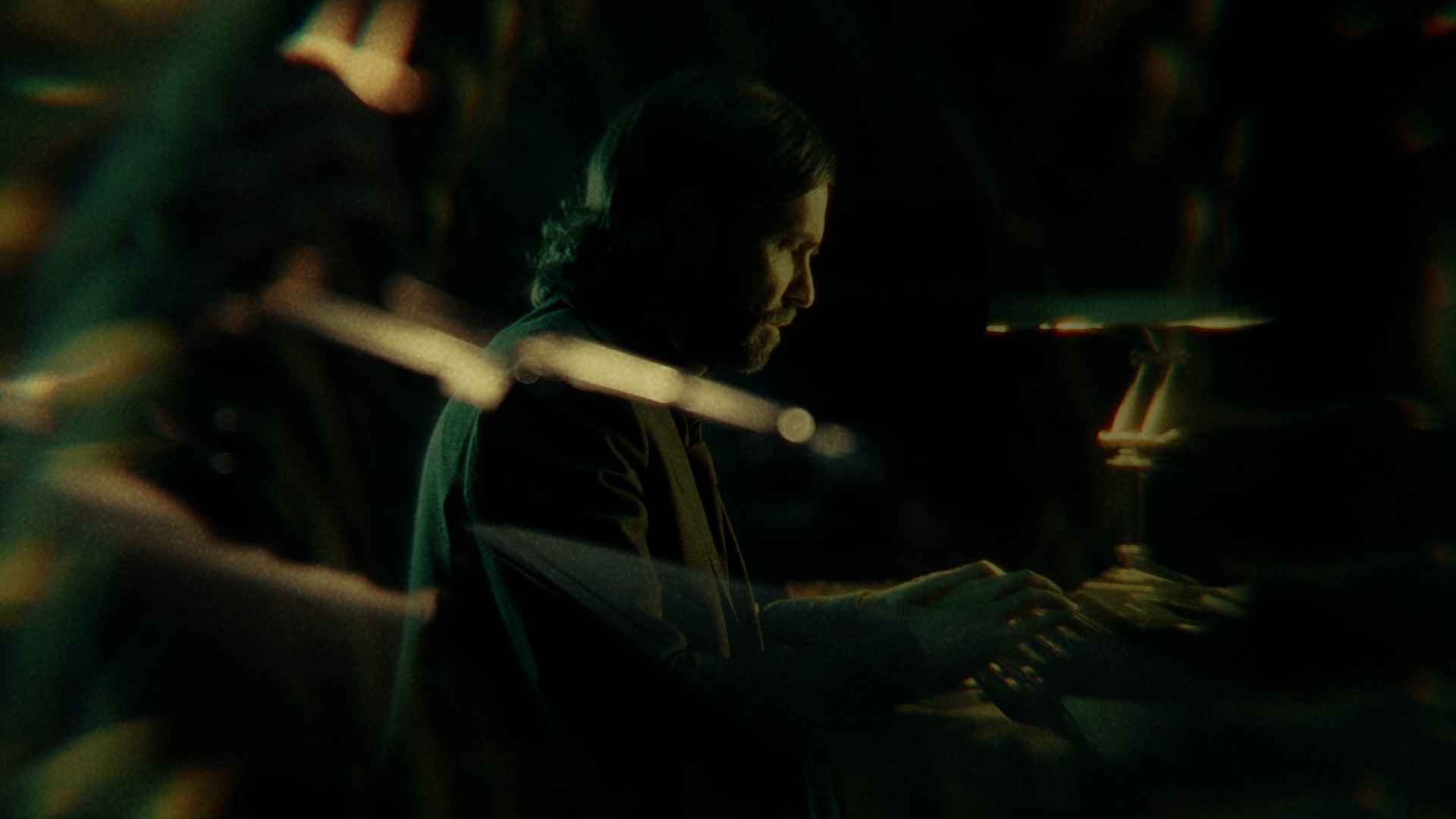 Alan Wake sedí u svého psacího stroje v živé scéně Alan Wake 2