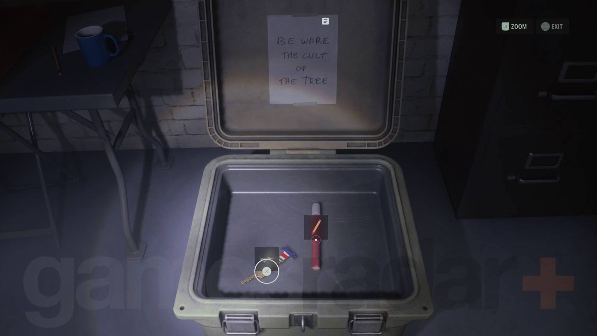 Klíč od majáku ve hře Alan Wake 2 v kultovní skrýši v místnosti s důkazy