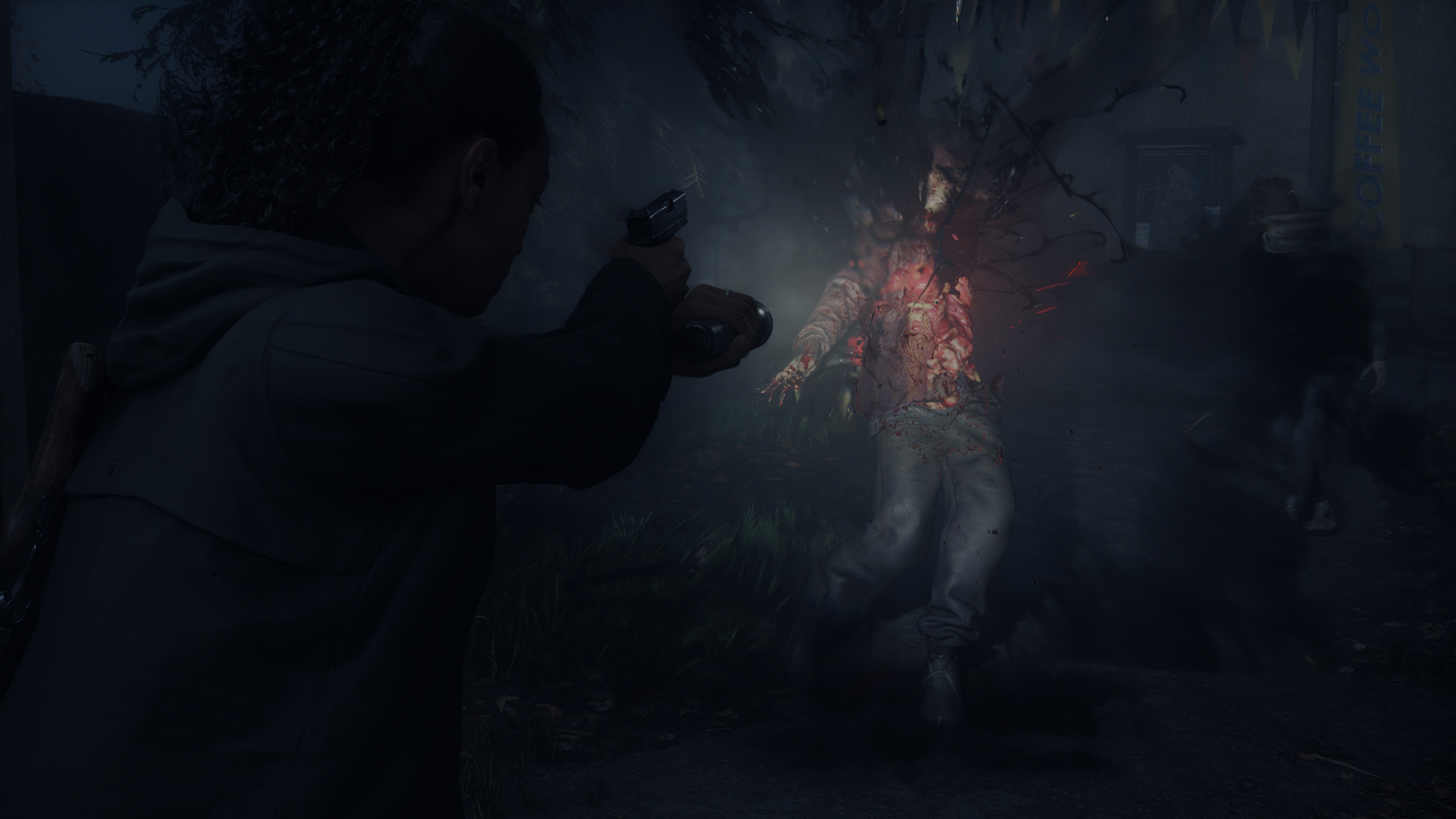 Schermata di Alan Wake 2 che mostra Saga Anderson mentre esplora le Cascate Luminose