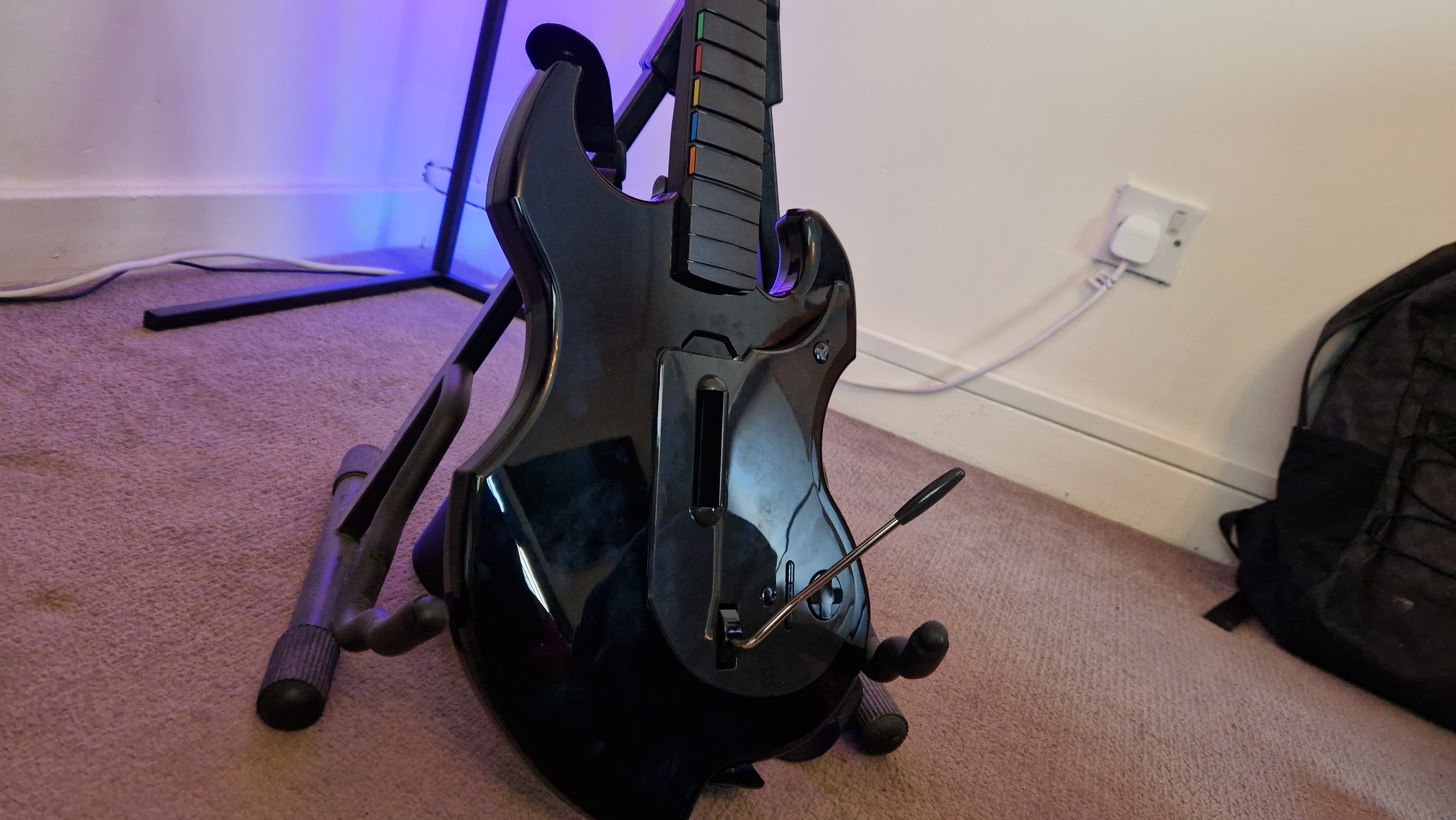 Imagem prática da PDP Riffmaster com o corpo de plástico da guitarra