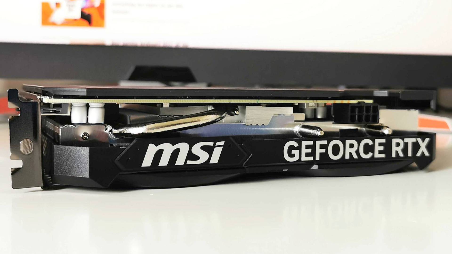 MSI RTX 4060 på et hvitt skrivebord