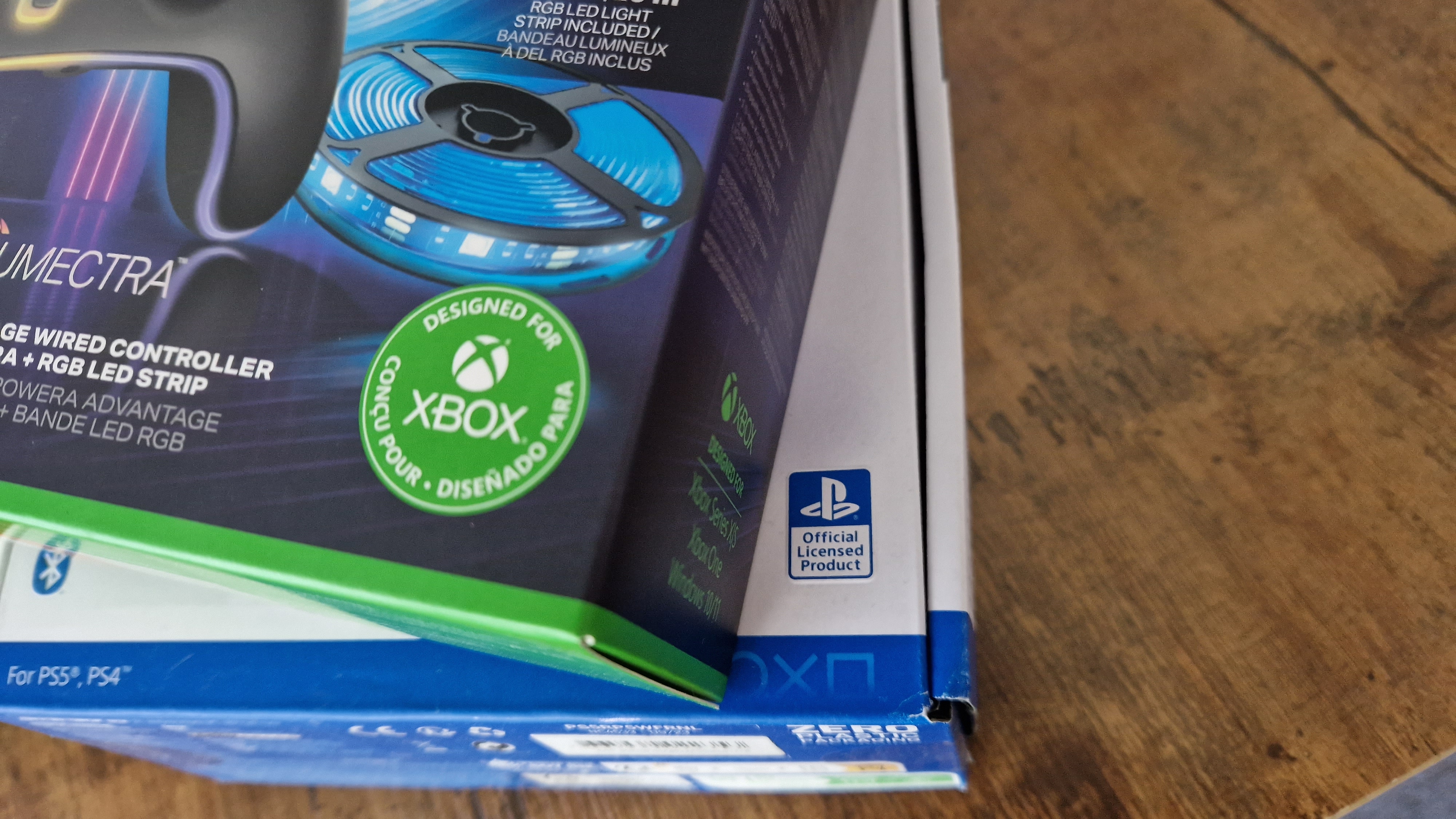 تغليف لوحدة تحكم PlayStation مرخصة رسميًا علاوة على وحدة تحكم Xbox مرخص رسميًا