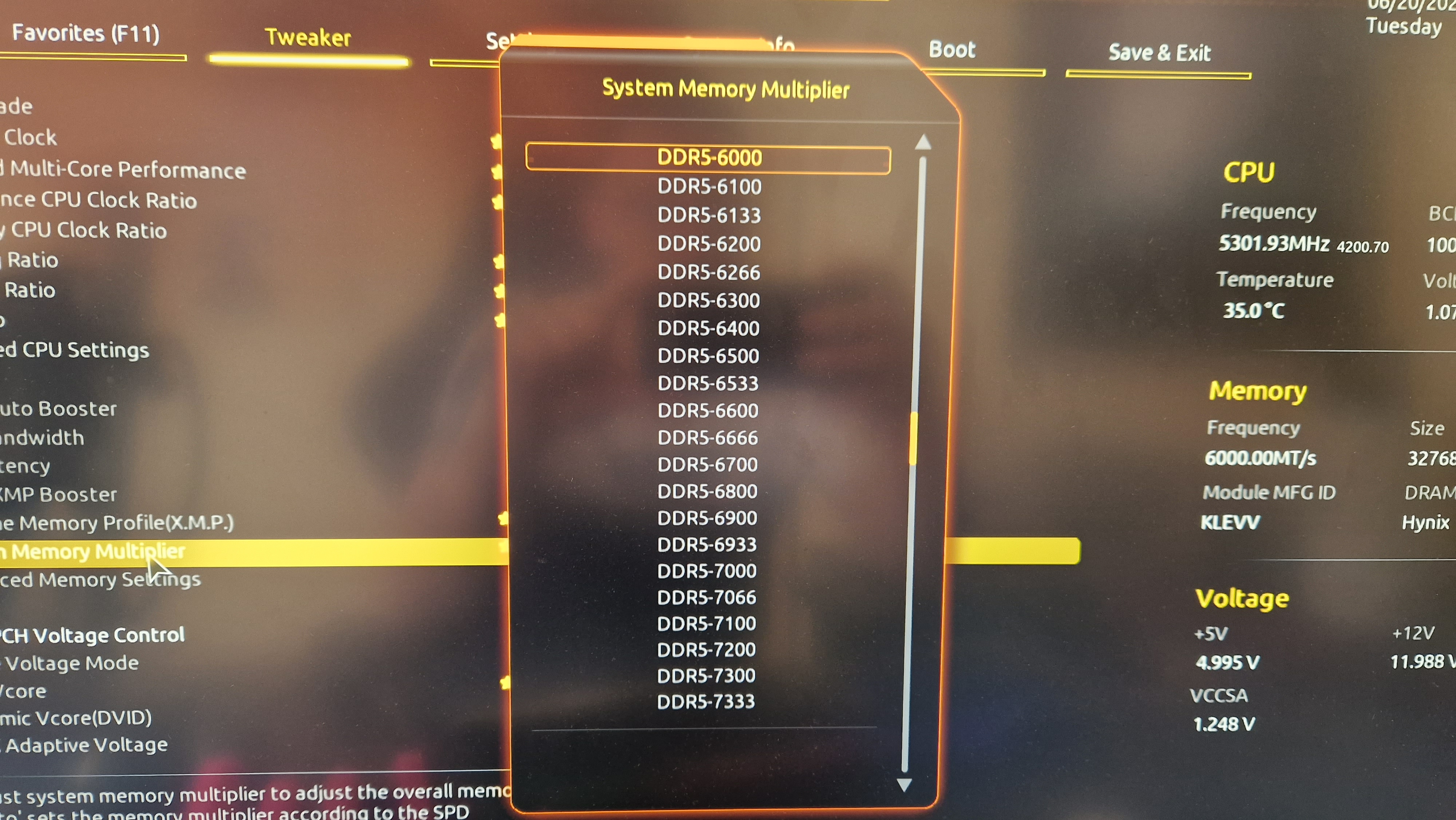Impostazione del selettore di velocità della RAM DDR5 in un menu del BIOS Gigabye