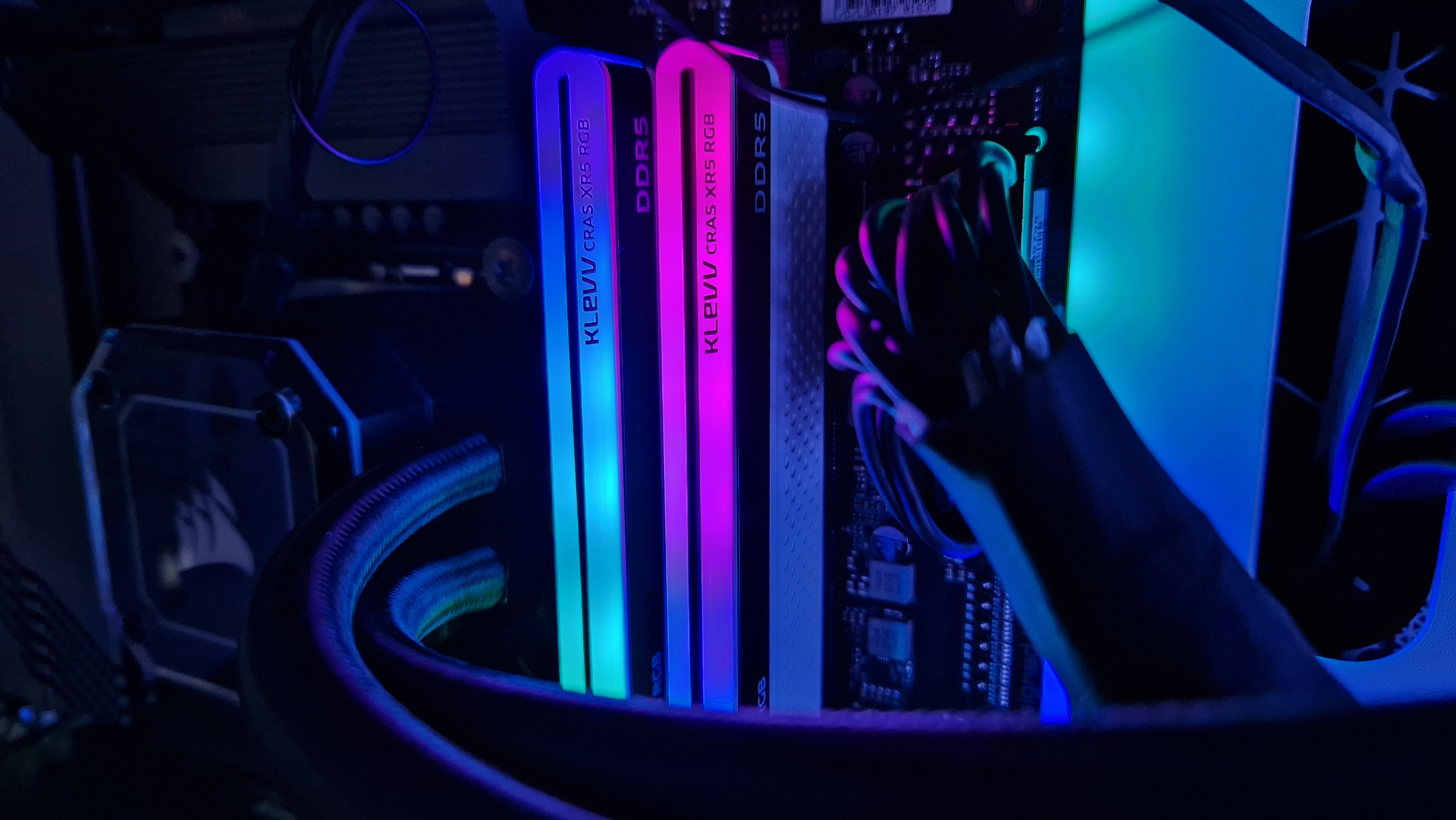 Klevv Cras XR5 RGB DDR5 RAM-minne med blå och rosa RGB-belysning installerat i en speldator