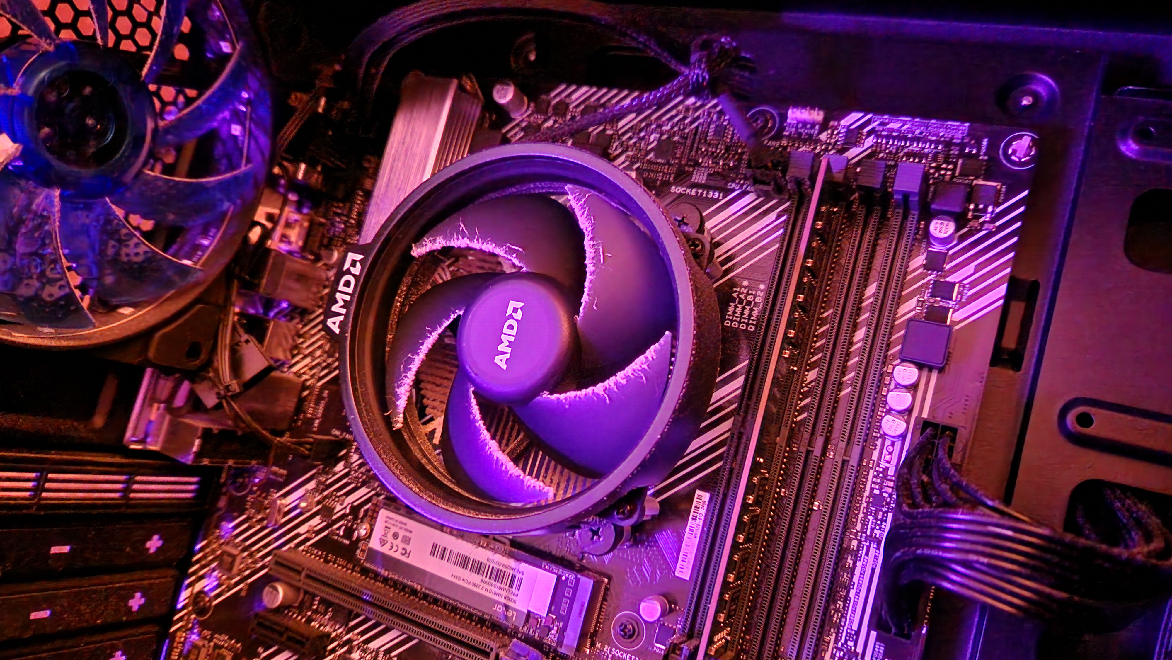 Zaprášený ventilátor procesoru AMD Ryzen 5 3500