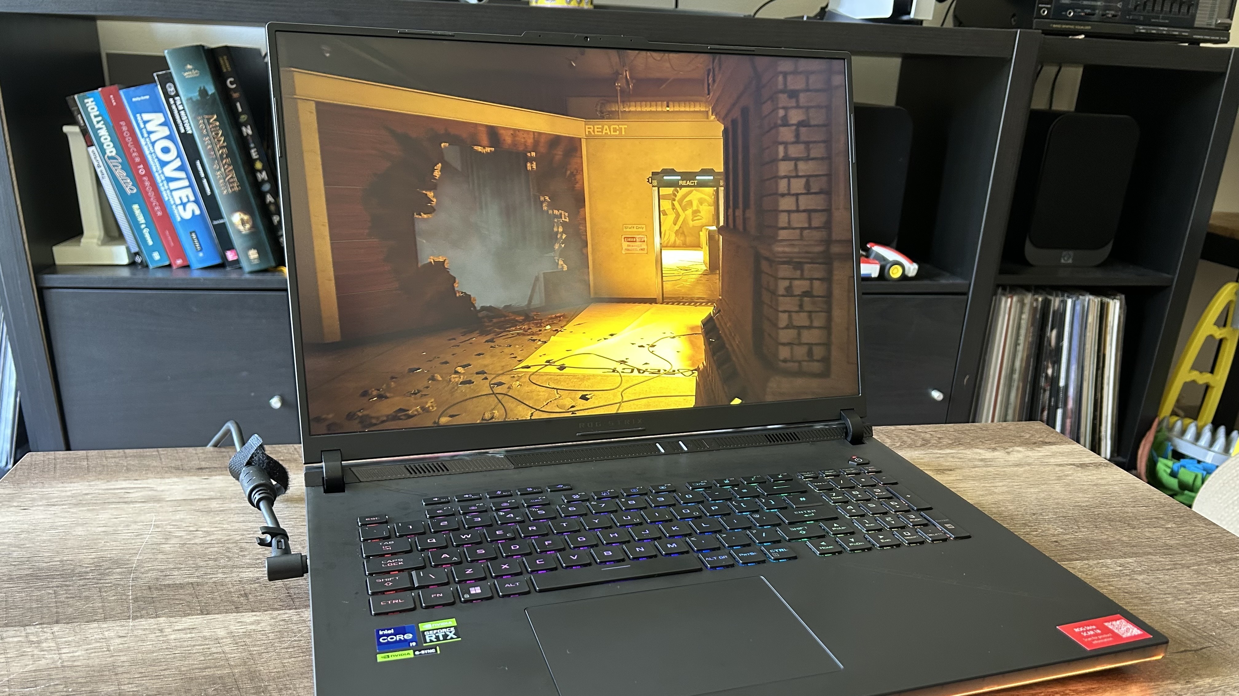 Asus ROG Strix Scar 18 gaming laptop som spelar Rainbow Six Extraction