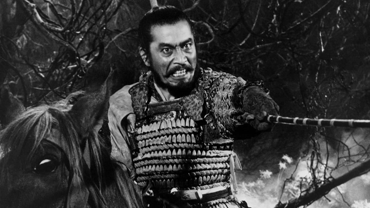 Toshiro Mifune v samurajské zbroji ve filmu Krvavý trůn