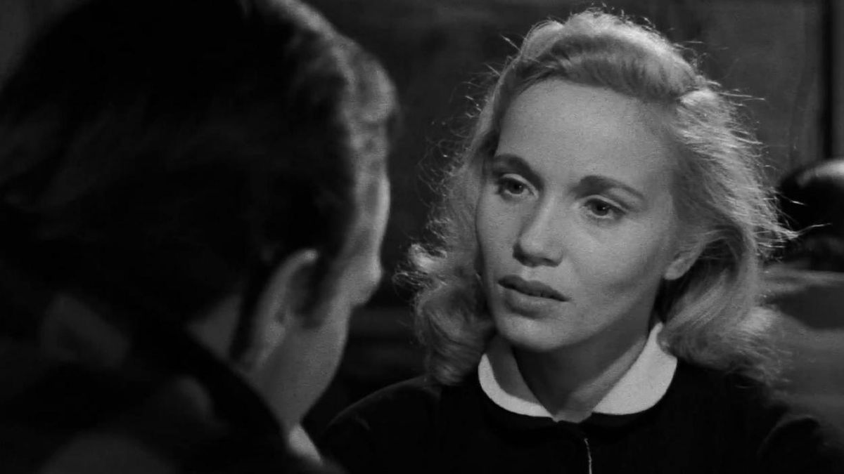 Eva Marie Saint parle à Marlon Brando dans Au bord de l'eau