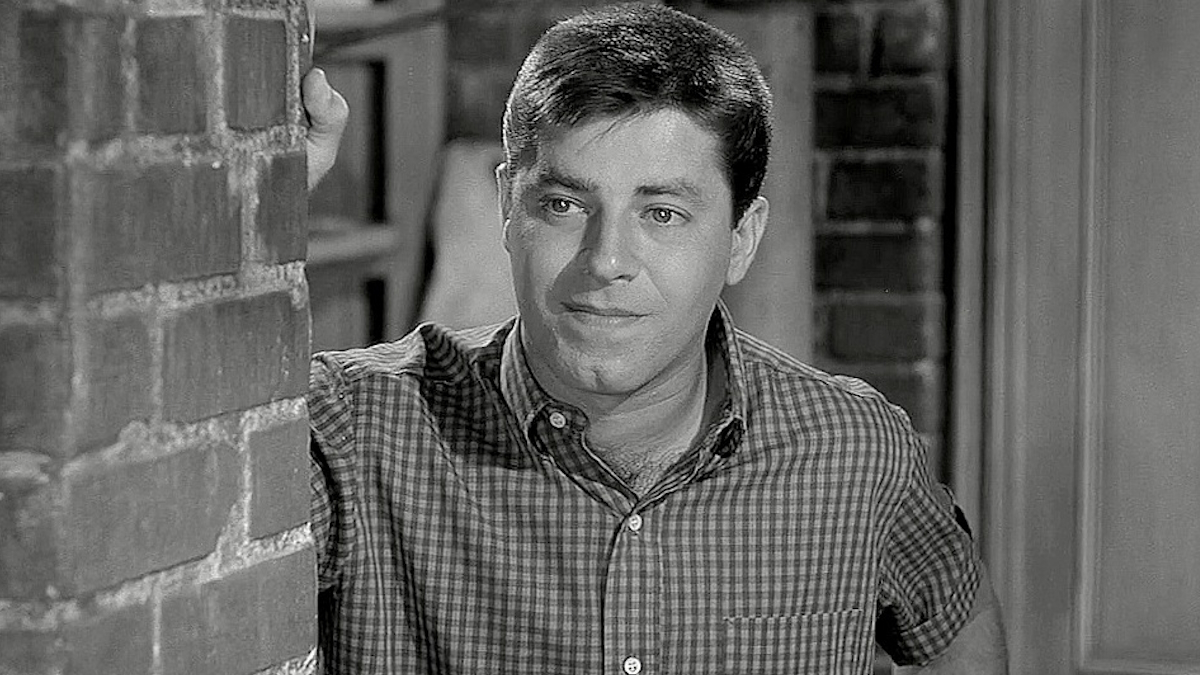 Jerry Lewis se tient dans une ruelle dans The Delicate Delinquent (Le délinquant délicat)