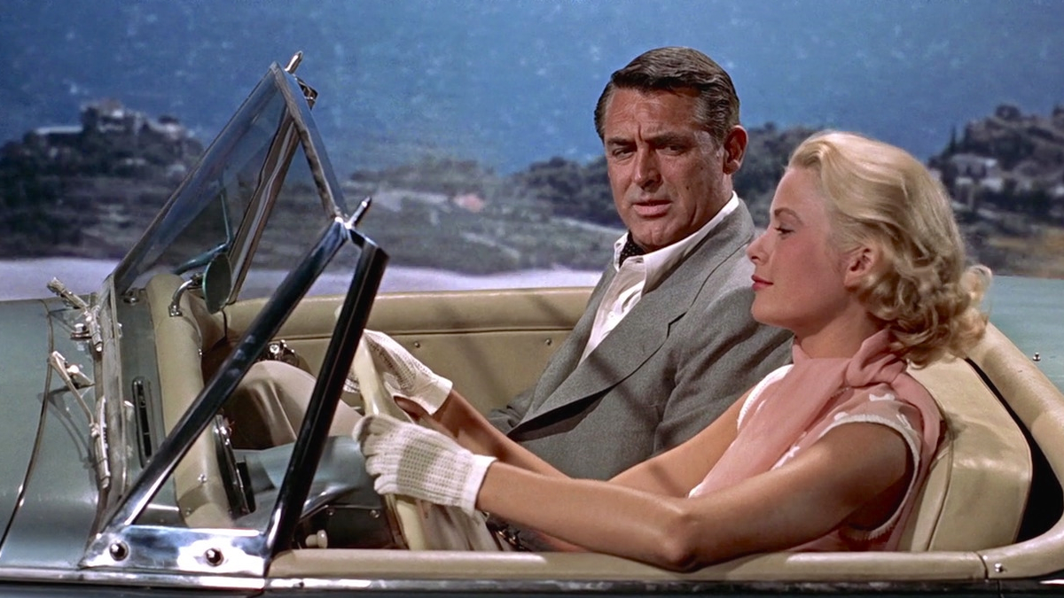Cary Grant sitter i en kabriolet i To Catch a Thief.