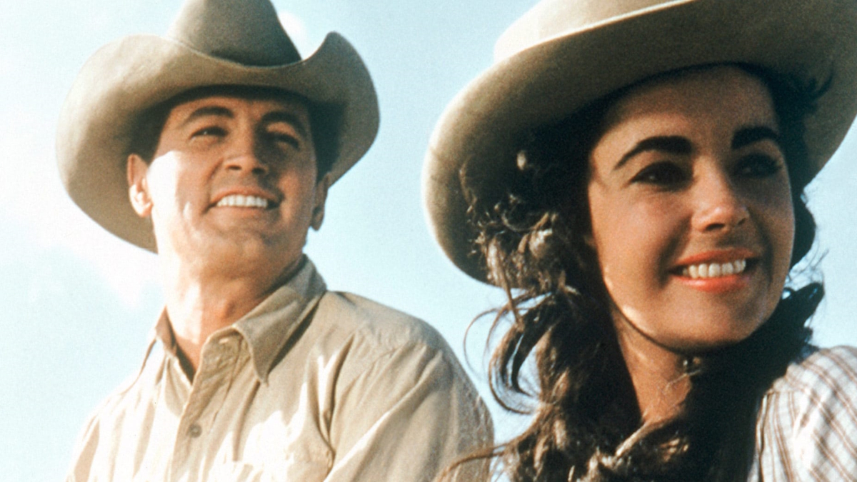 Rock Hudson indossa un cappello da cowboy accanto a Elizabeth Taylor in Gigante