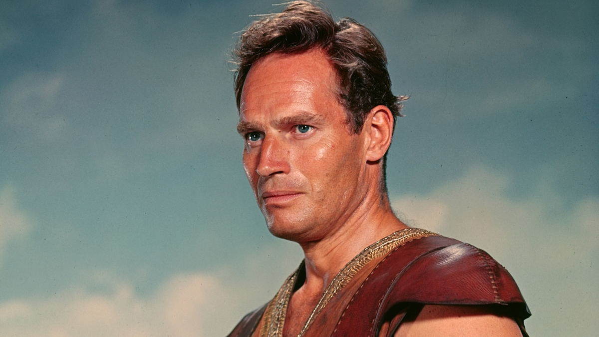 Charlton Heston stojí v kostýmu pro film Ben-Hur