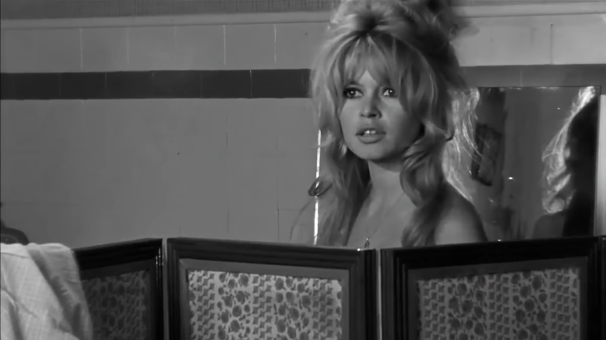 Brigitte Bardot se převléká v pokoji ve filmu La Verite