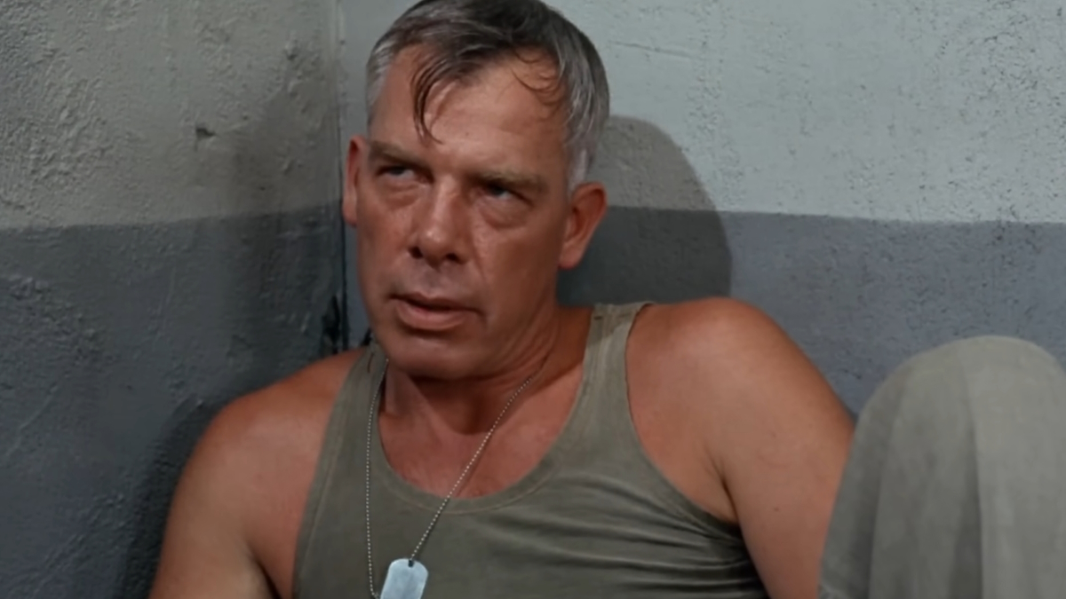 Lee Marvin sedí ve vojenském vězení ve filmu Seržant Ryker