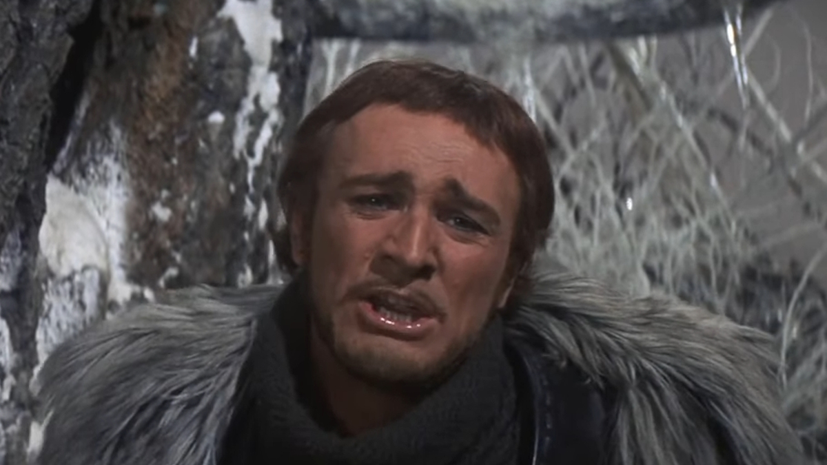 Richard Allen zpívající ve stříbrném lese ve filmu Kamelot