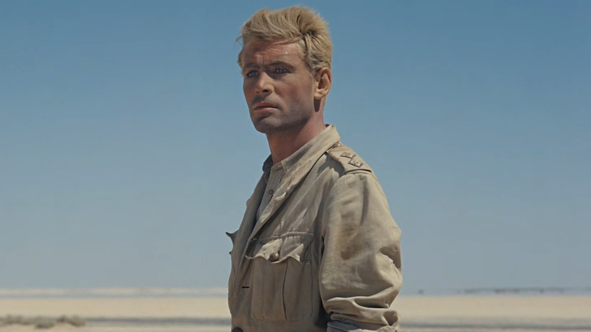 Peter O'Toole stojí v poušti ve filmu Lawrence z Arábie