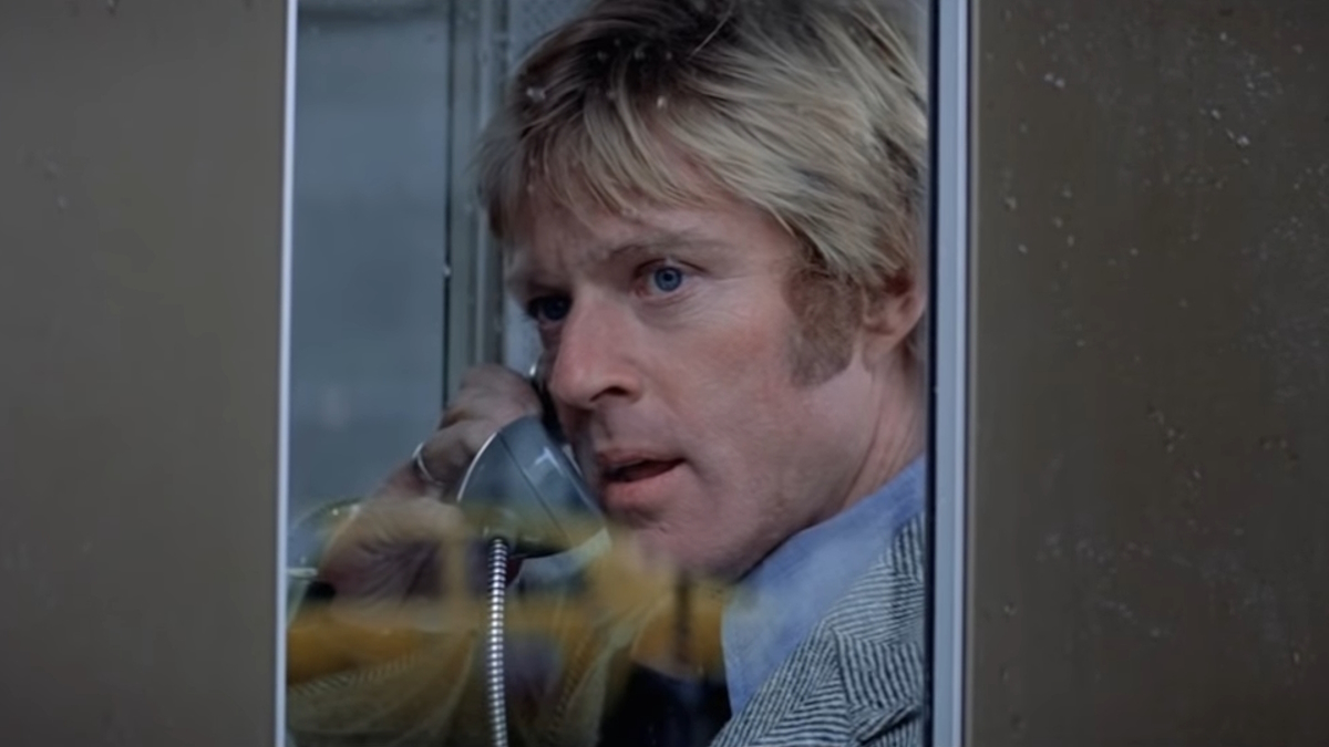 Robert Redford v telefonní budce ve filmu Tři dny Kondora