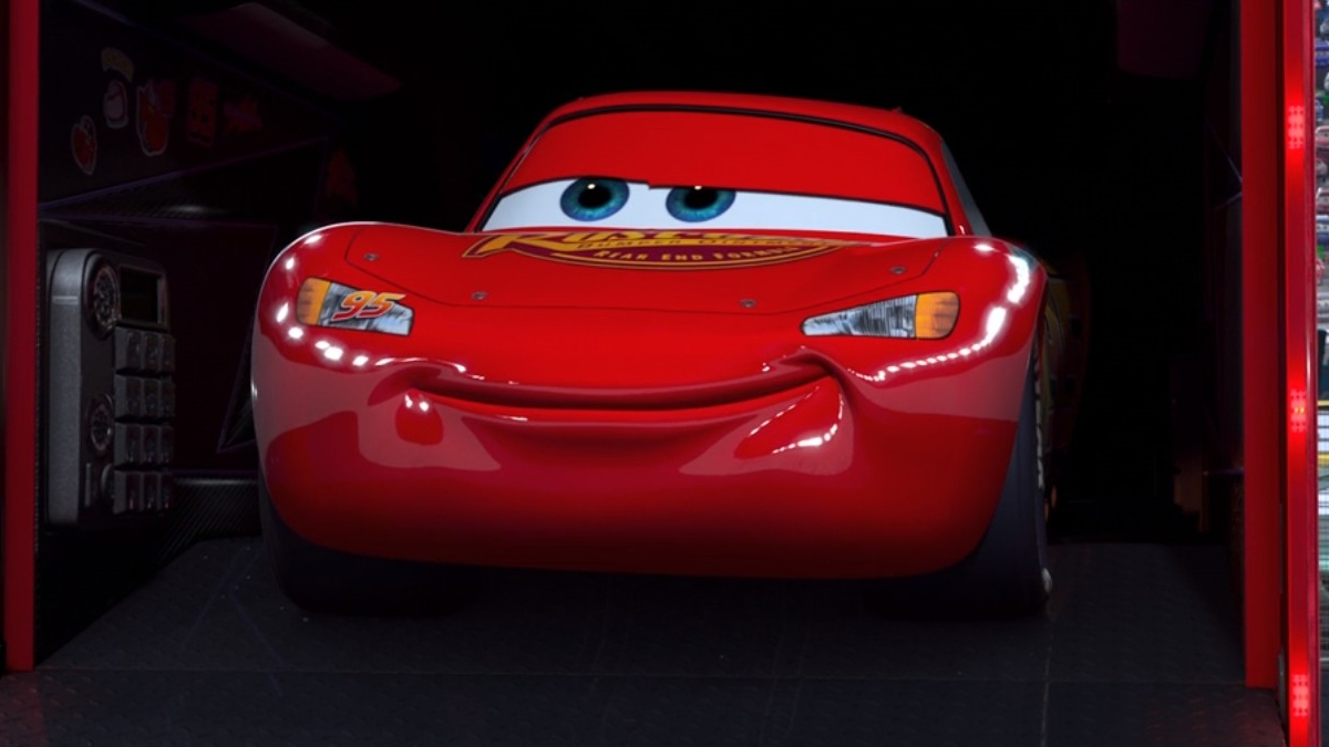 Lightning McQueen sort d'un camion prêt à faire la course dans Cars