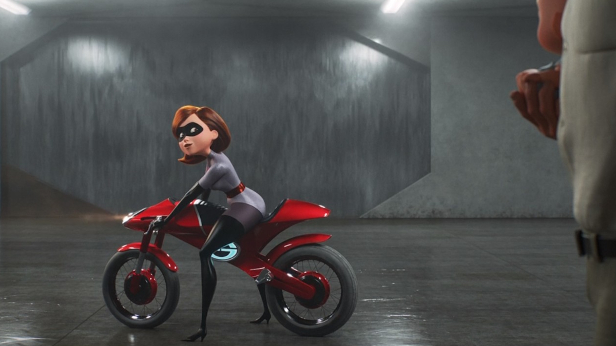 Elastigirl nousee moottoripyörän selkään autotallissa elokuvassa Incredibles 2:ssa