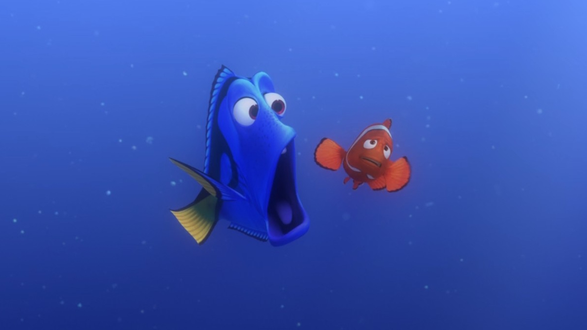 Dory se snaží mluvit velrybí řečí ve filmu Hledá se Nemo