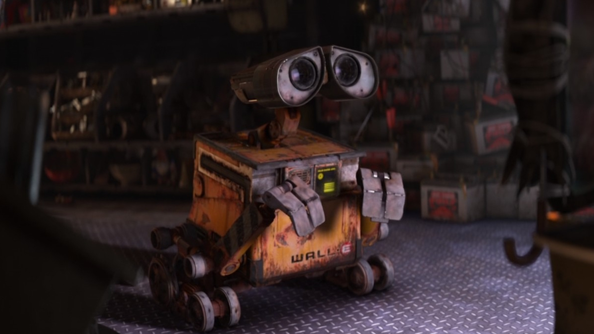 Wall-E с тоской смотрит телевизор в фильме WALL-E.