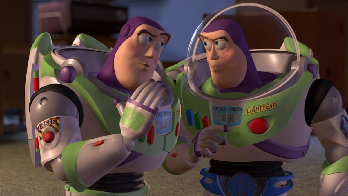 Buzz Lightyear står bredvid en likadan i Toy Story 2