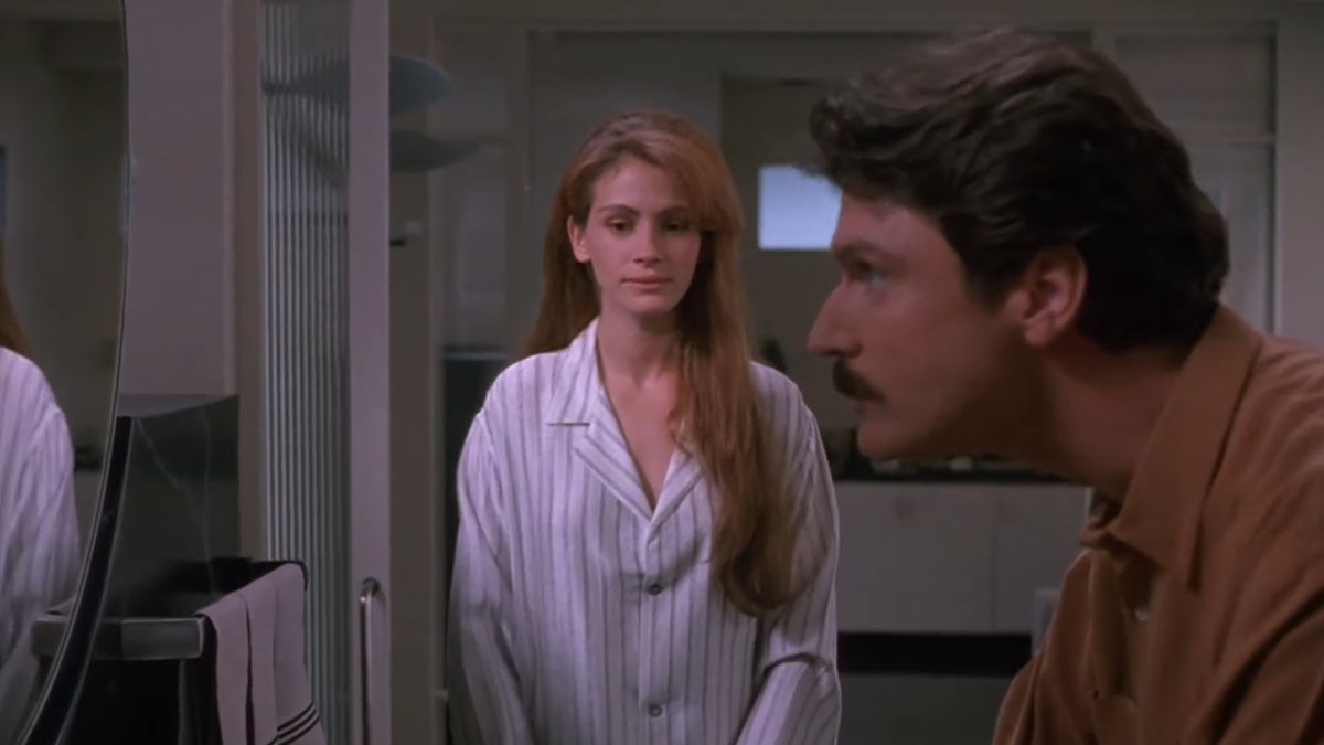 Julia Roberts stojí v koupelně ve filmu Spát s nepřítelem
