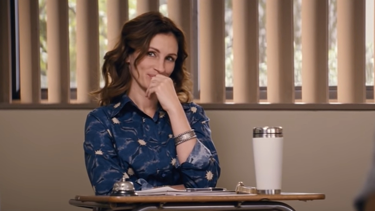 Julia Roberts istuu koulun pulpetilla elokuvassa Larry Crowne.
