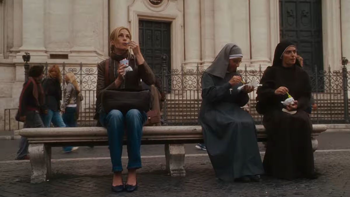 Julia Roberts spiser iskrem i Italia mens hun sitter ved siden av nonner i Eat Pray Love.