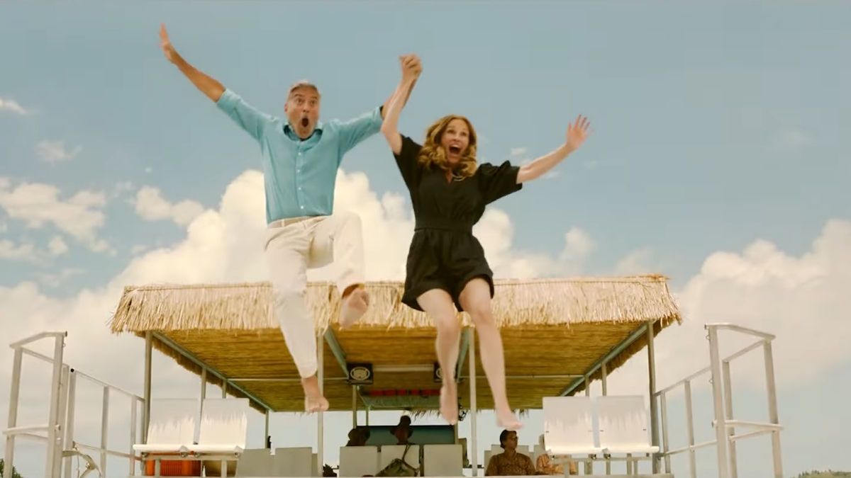 Julia Roberts ja George Clooney hyppäävät yhdessä veneestä Ticket to Paradise -elokuvassa.