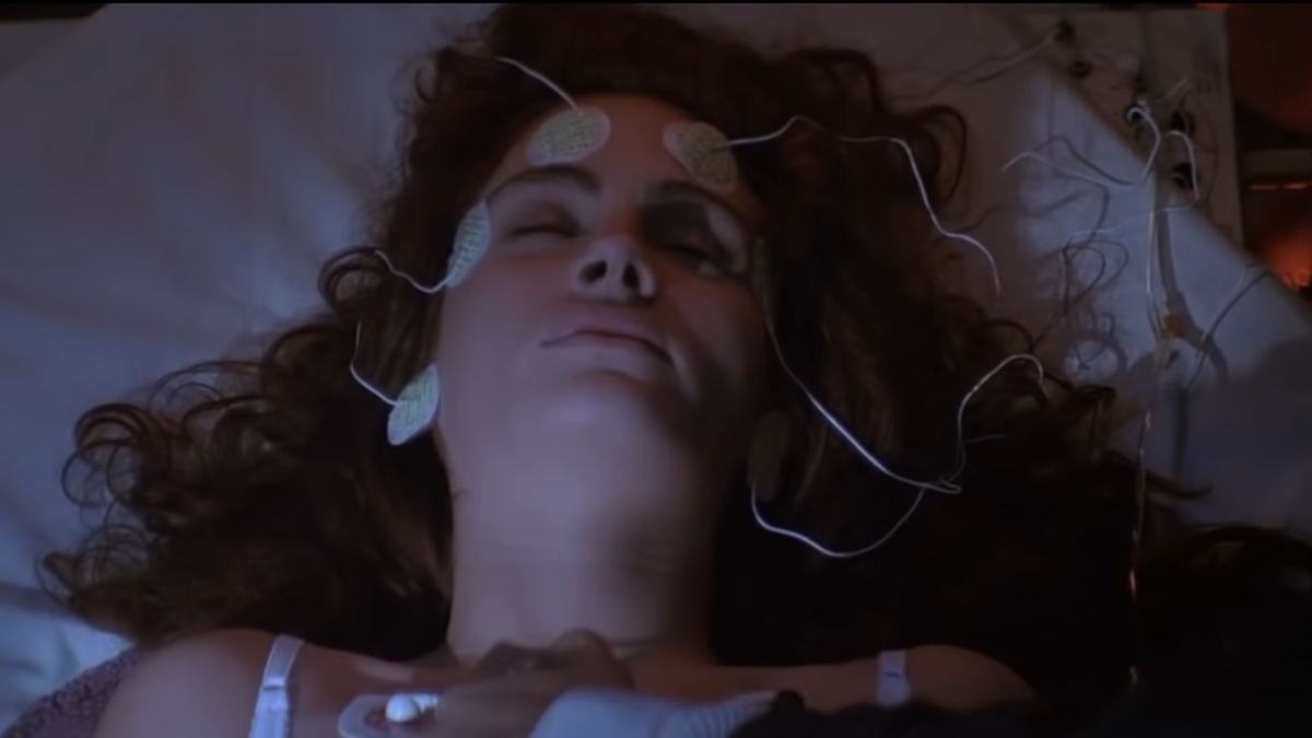 Julia Robertset rákötik egy gépre a Flatliners című filmben.