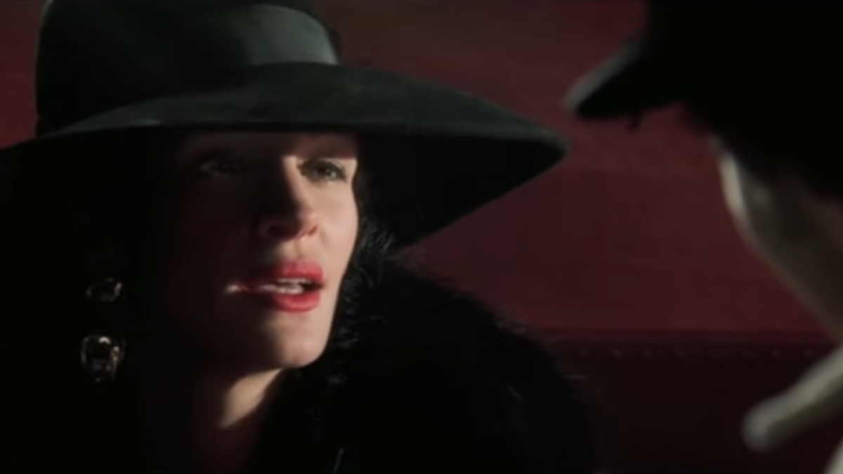 Julia Roberts poartă o pălărie mare în Confessions of a Dangerous Mind (Confesiunile unei minți periculoase)
