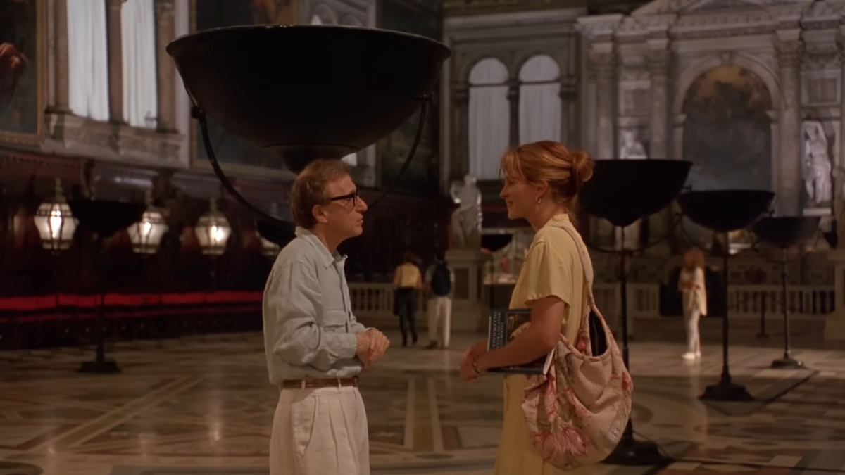 Джулия Робертс стоит в музее вместе с Вуди Алленом в фильме "Все говорят, что я люблю тебя".