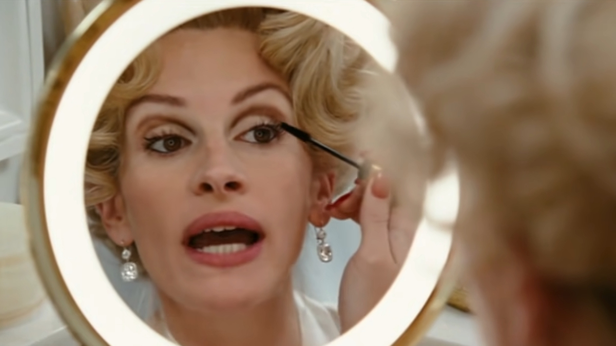 Julia Roberts maquilha-se num espelho de maquilhagem em A Guerra de Charlie Wilson