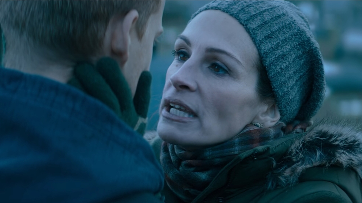 Джулия Робертс утешает своего сына в фильме "Бен вернулся".