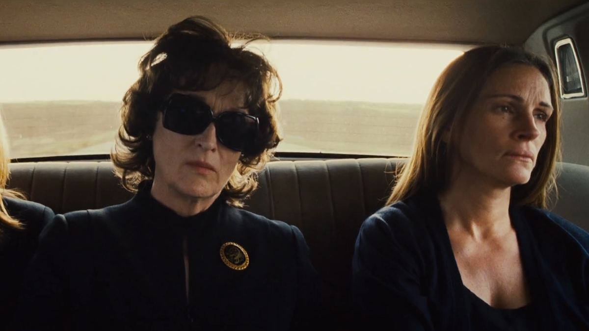 Julia Roberts og Meryl Streep sitter i en bil i August: Osage County.