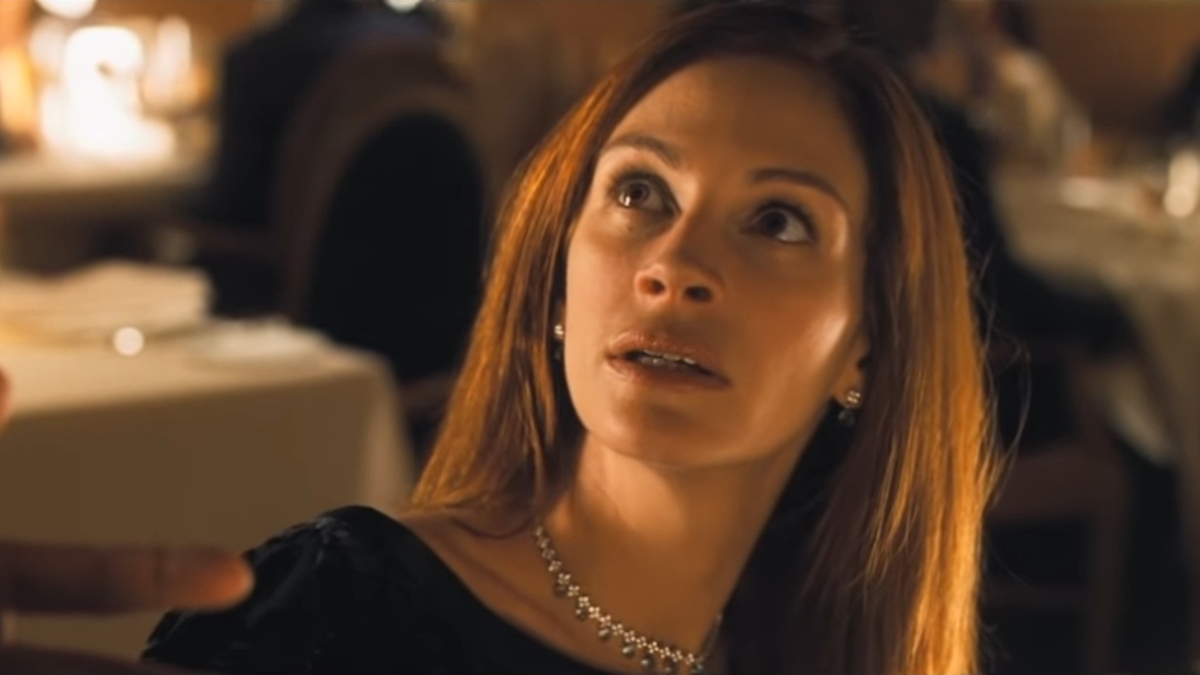 Джулия Робертс поднимает взгляд со своего места в ресторане в фильме "Одиннадцать друзей Оушена".