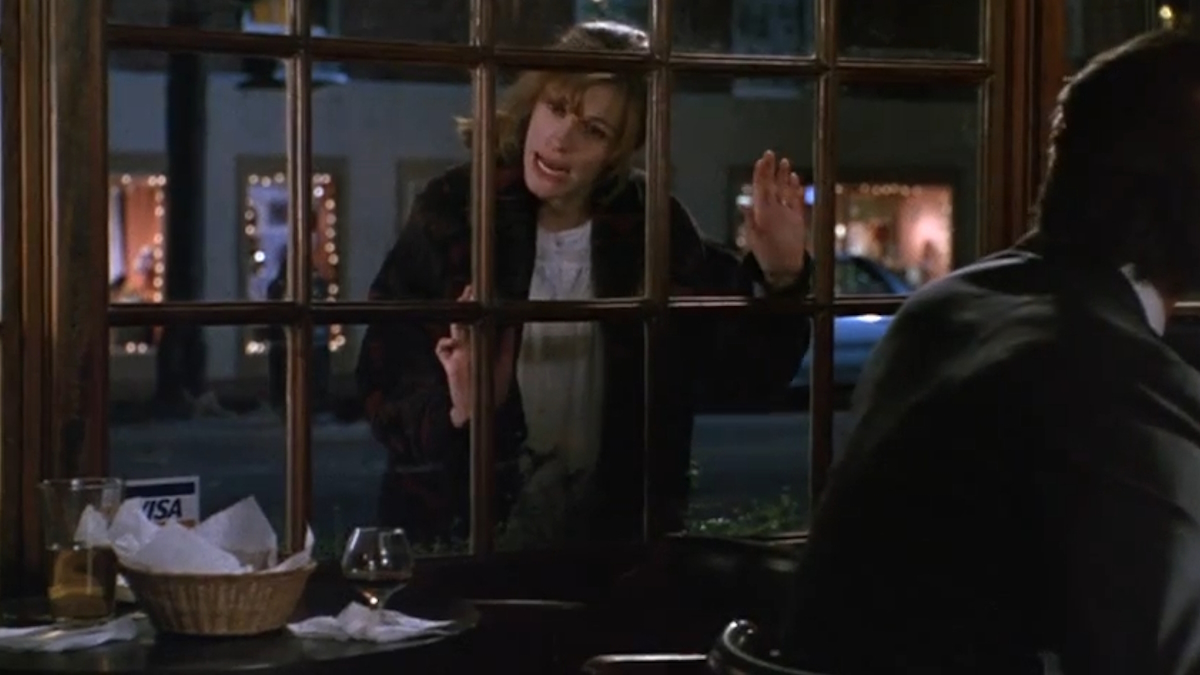 Julia Roberts dühösen áll egy bár előtt a Something to Talk About című filmben