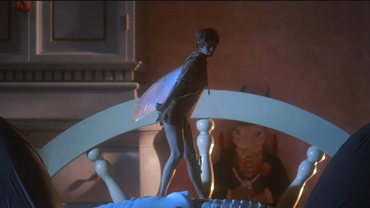 Julia Roberts jako Zvonilka stojí před Petrem Panem ve filmu Hook