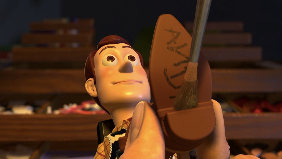 O nome do Andy é pintado por cima da bota do Woody