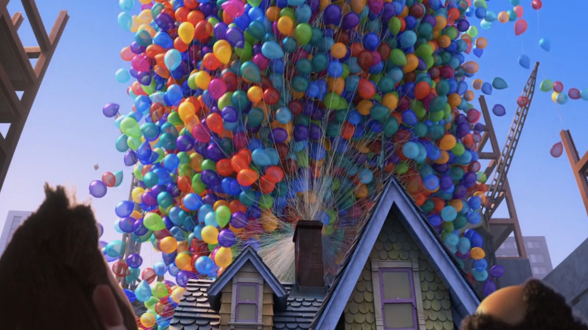 الآلاف من البالونات ترفع المنزل في أعلى