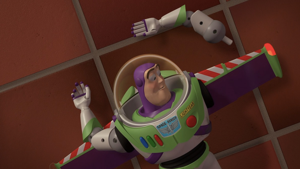 Buzz schaut sich seinen abgetrennten Arm in Toy Story an