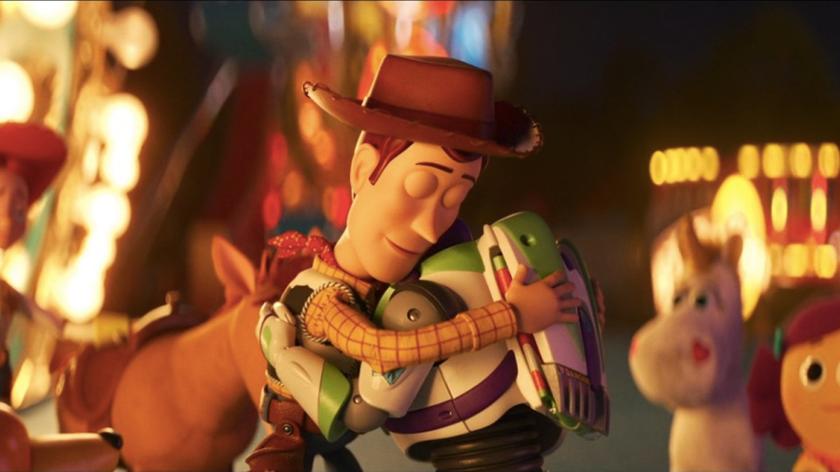 Woody a Buzz se objímají na rozloučenou v Toy Story 4