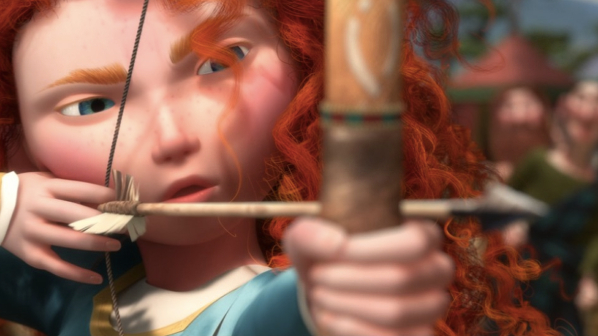 Merida se chystá vystřelit šíp ve filmu Brave